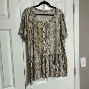 Snake printed top. Entro brand. Size xl